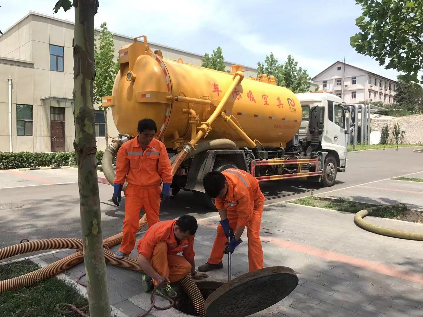 贵池管道疏通车停在窨井附近