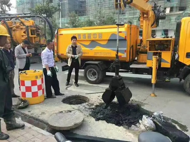 贵池街道：网格员化身“清道夫”，为民解忧疏通“堵心”化粪池